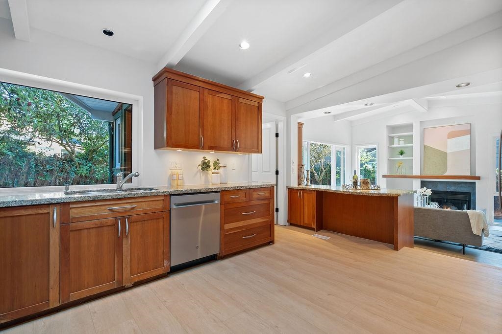Listing image of 4692 GLENWOOD AVENUE