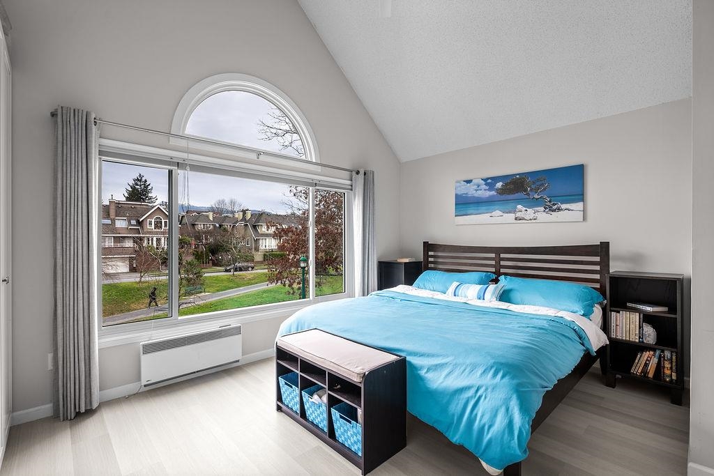 Listing image of 202 223 E KEITH ROAD