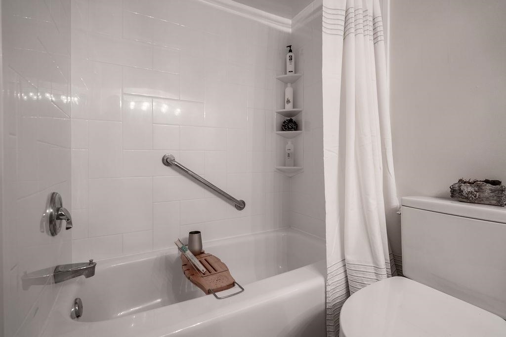 Listing image of 202 223 E KEITH ROAD