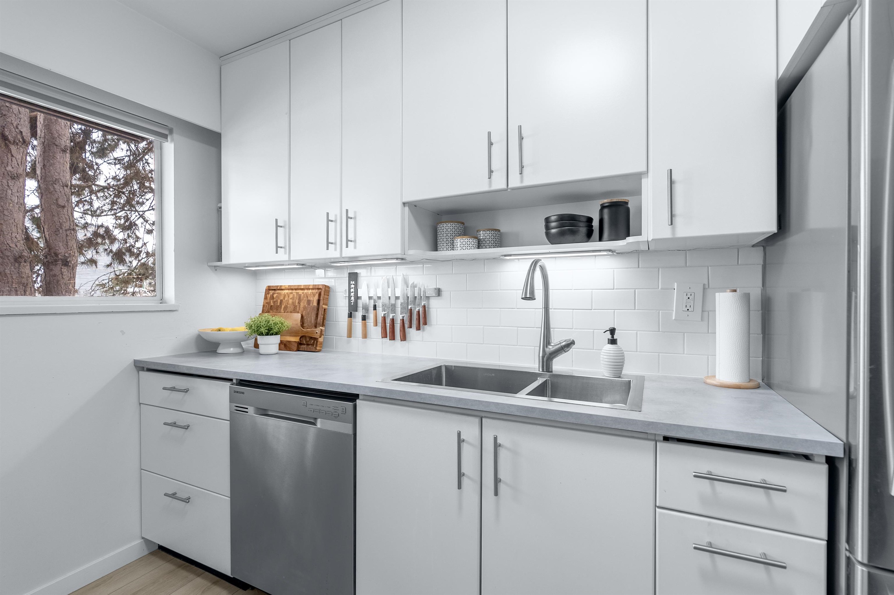 Listing image of 204 1721 ST. GEORGES AVENUE