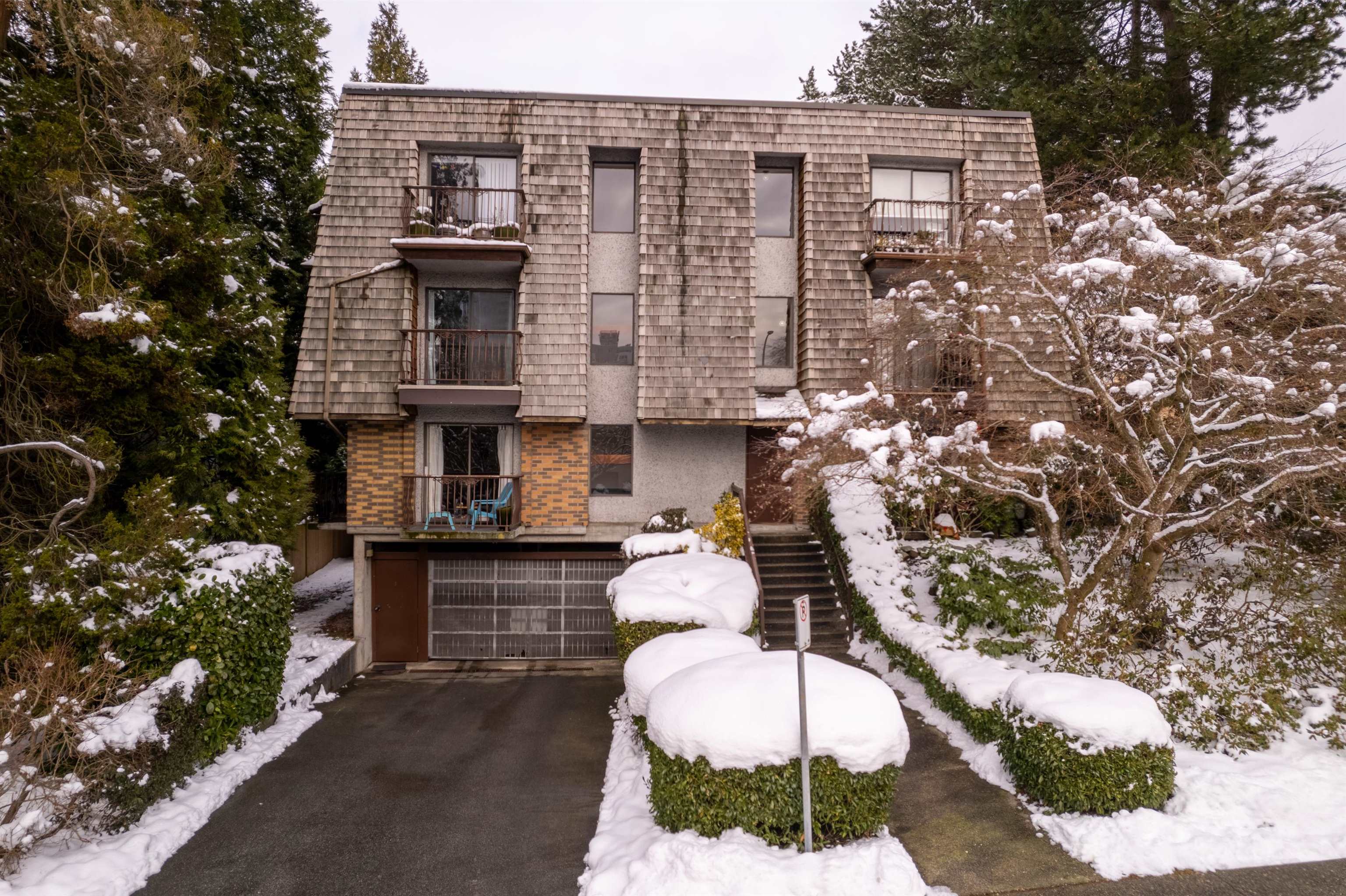 Listing image of 204 1721 ST. GEORGES AVENUE