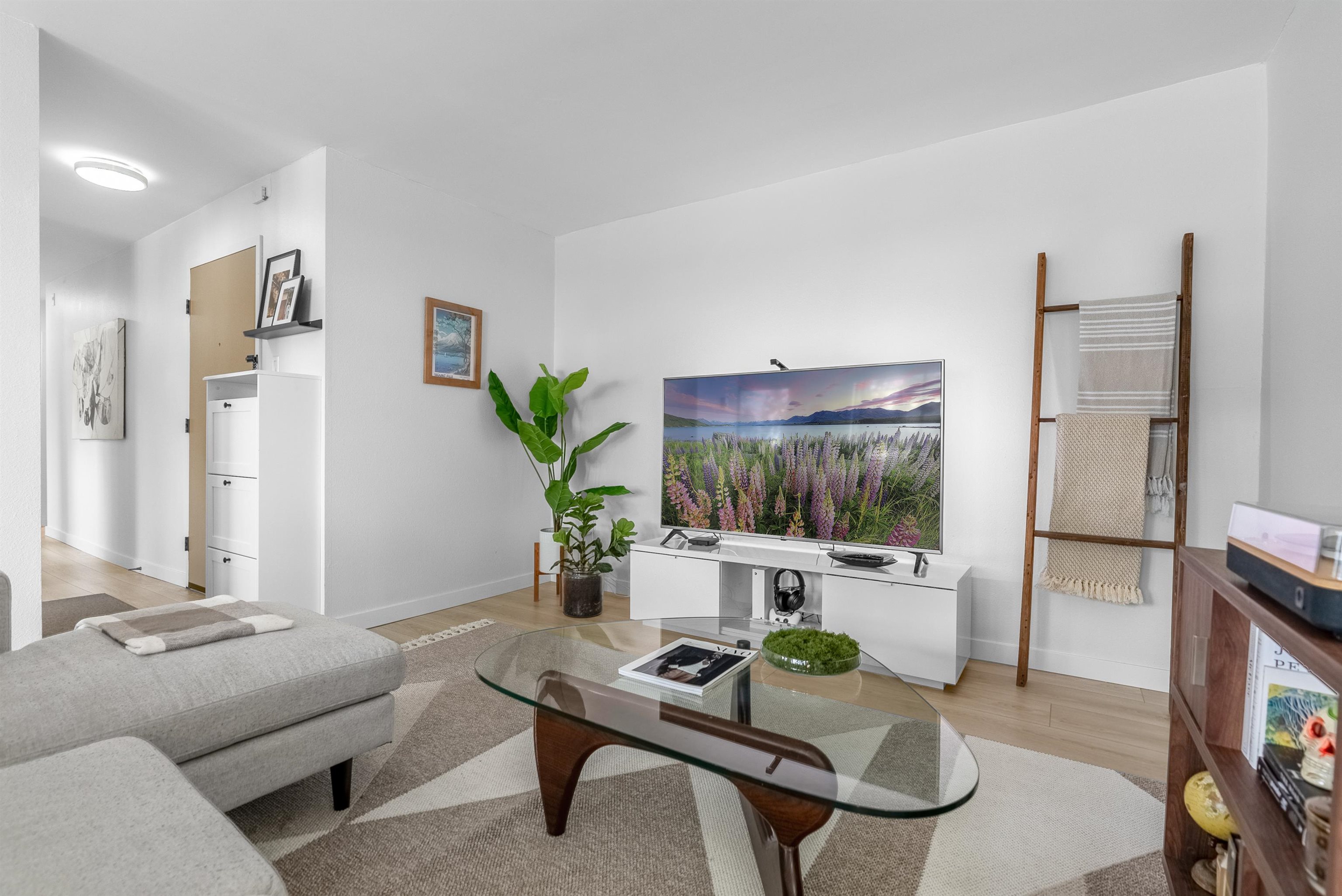 Listing image of 204 1721 ST. GEORGES AVENUE