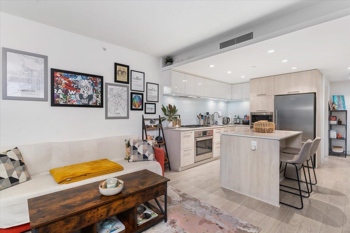 Listing image of 1109 680 SEYLYNN CRESCENT