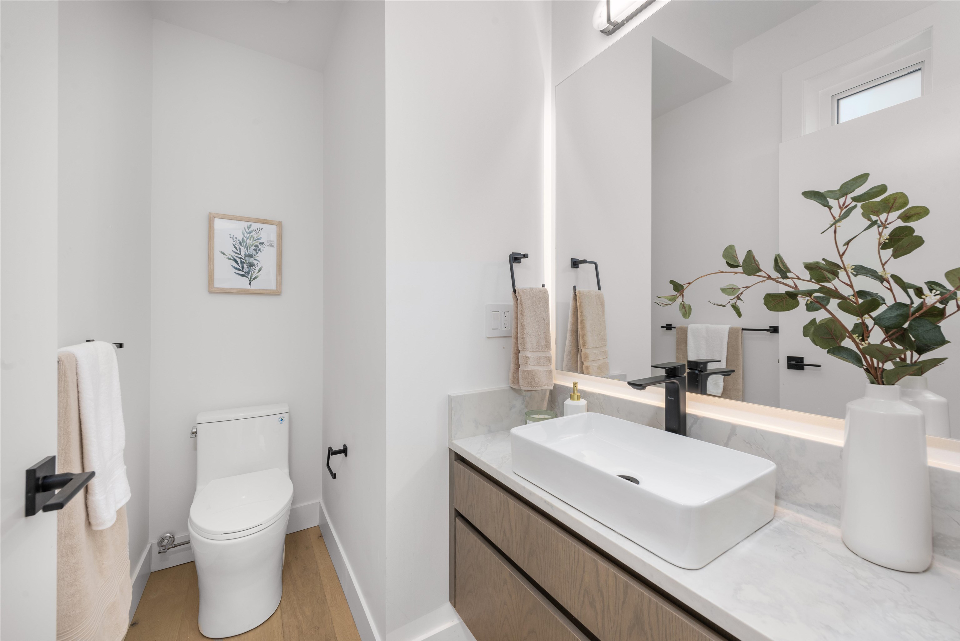 Listing image of 1 1328 E 35TH AVENUE
