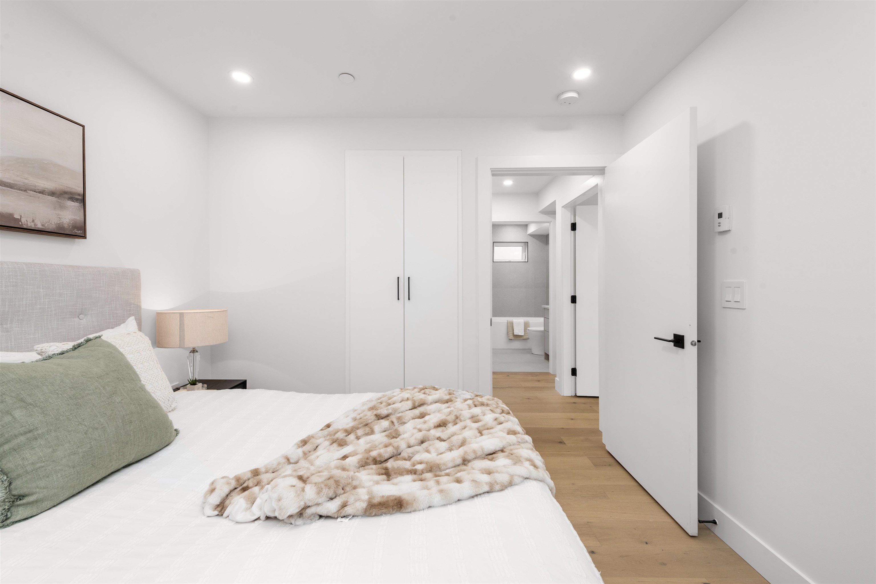 Listing image of 1 1328 E 35TH AVENUE