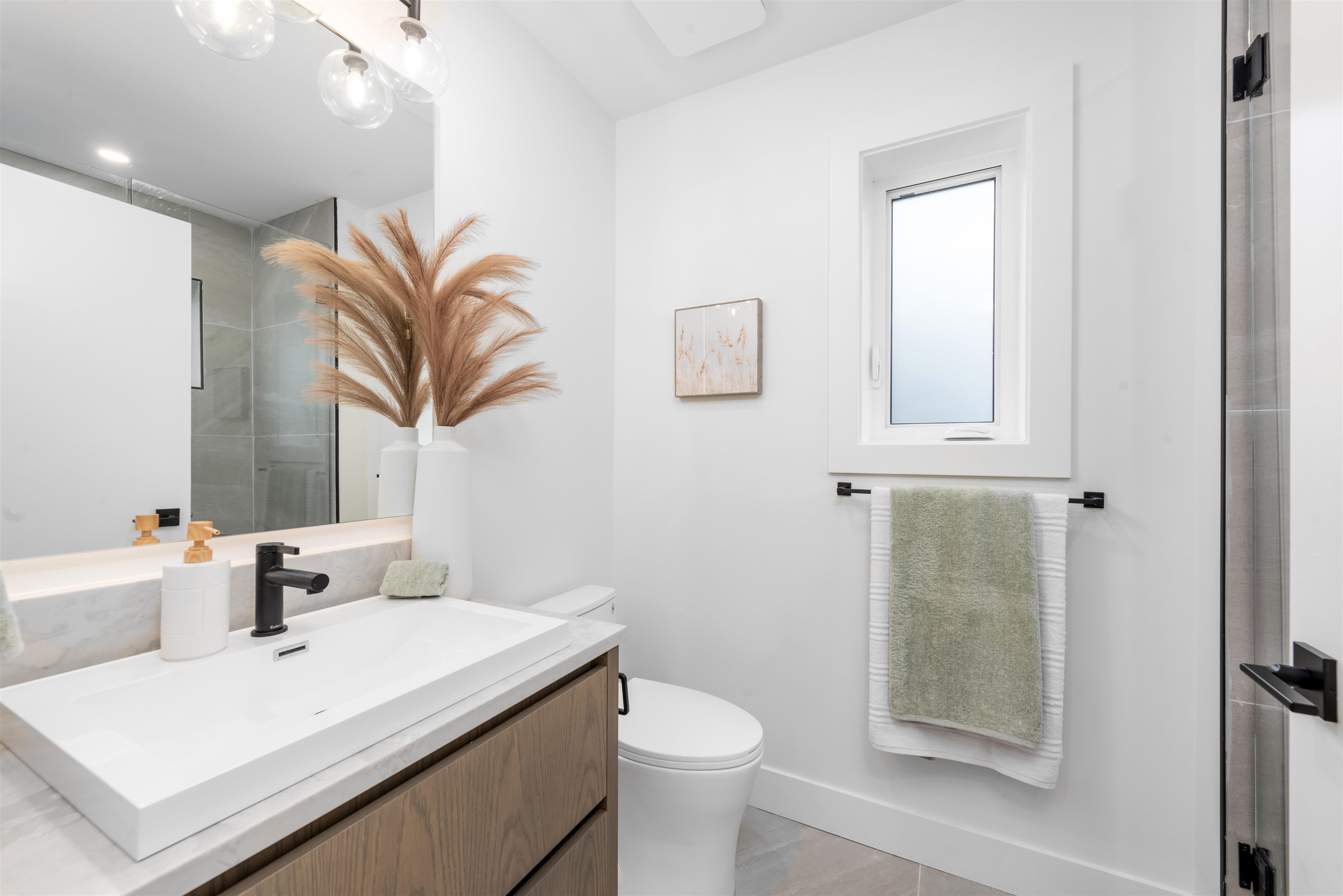 Listing image of 1 1328 E 35TH AVENUE