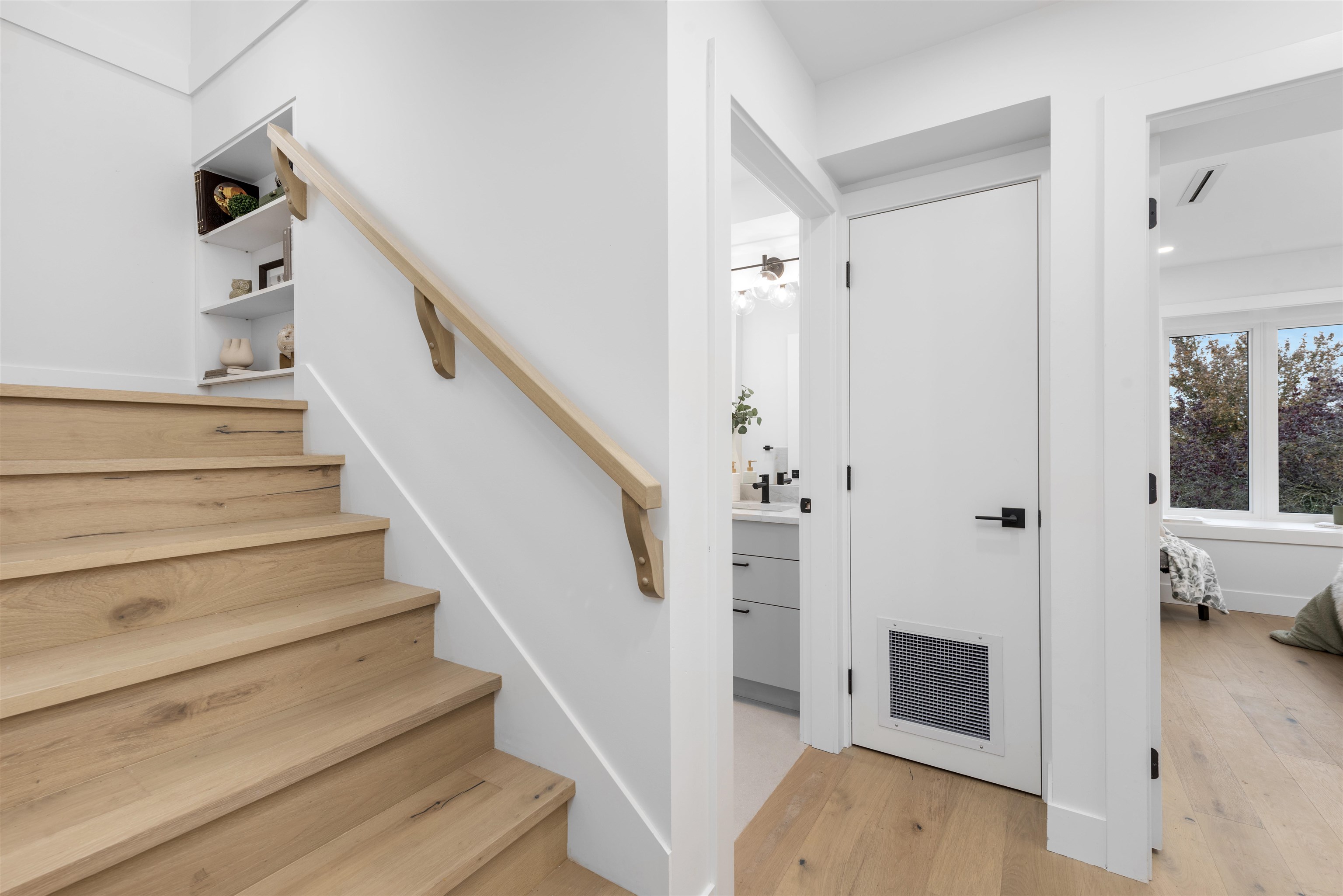Listing image of 1 1328 E 35TH AVENUE