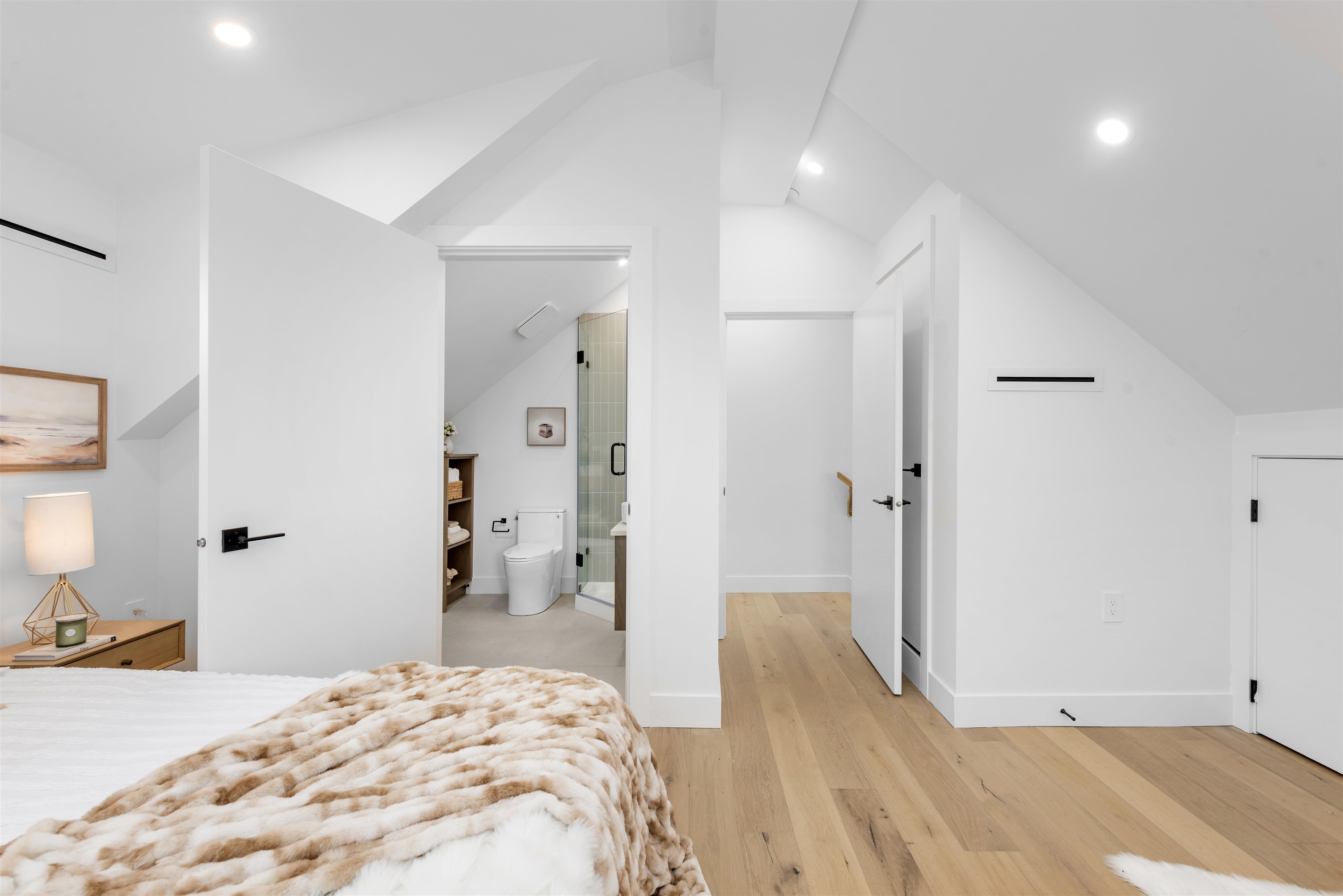Listing image of 1 1328 E 35TH AVENUE