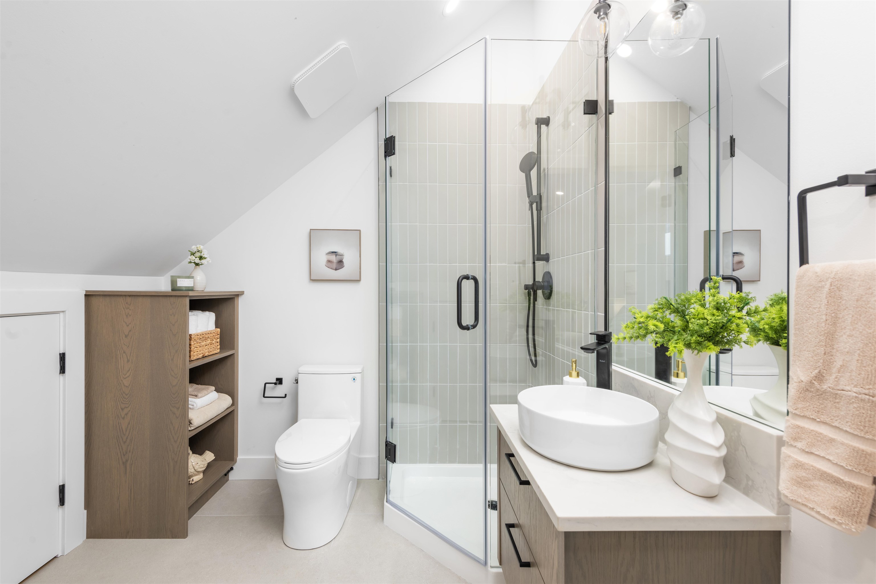 Listing image of 1 1328 E 35TH AVENUE
