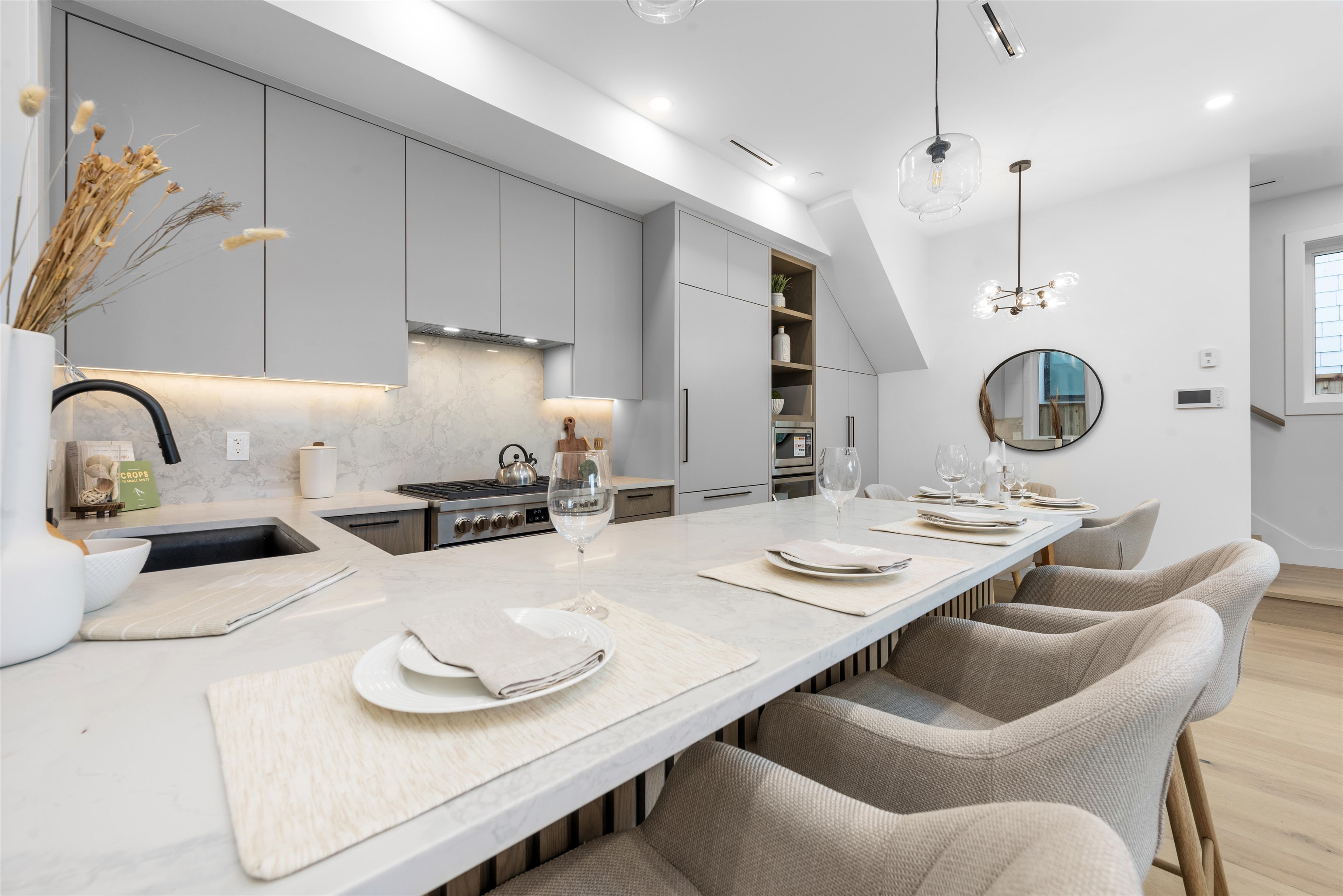 Listing image of 1 1328 E 35TH AVENUE