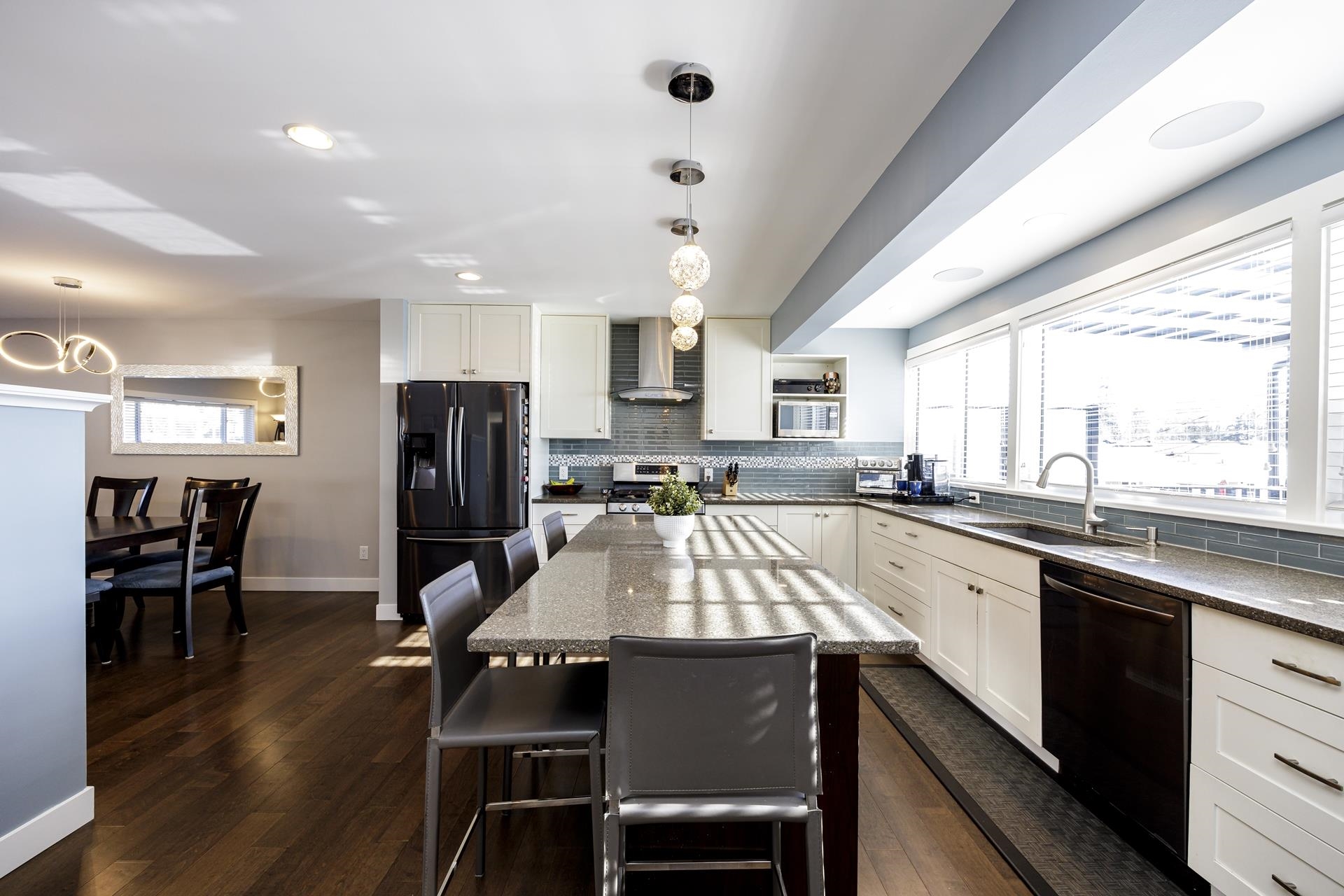 Listing image of 887 E 17TH STREET