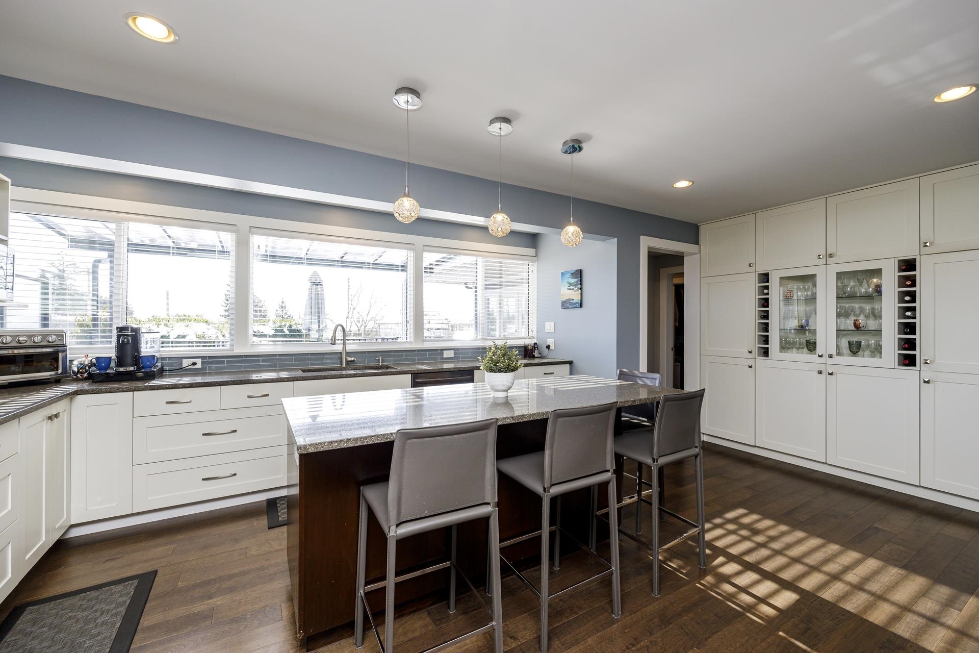 Listing image of 887 E 17TH STREET