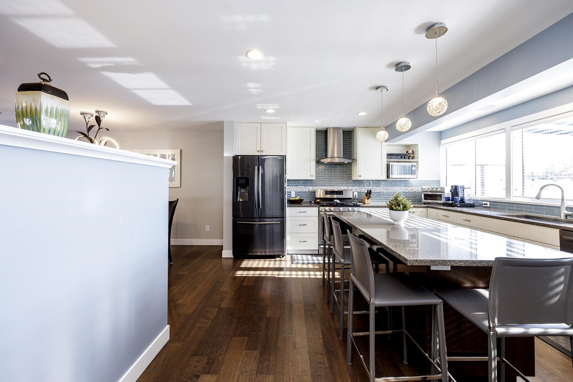 Listing image of 887 E 17TH STREET