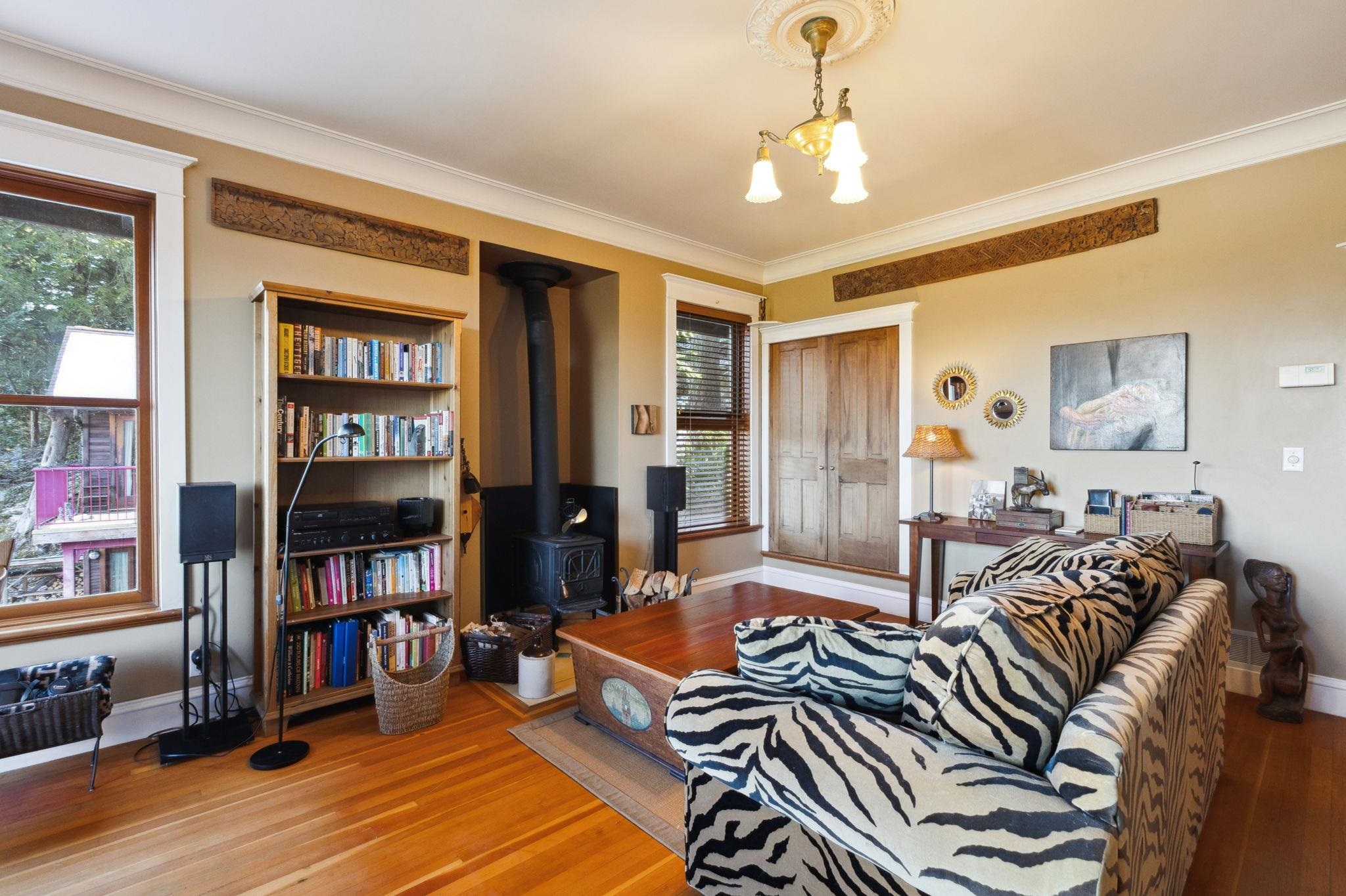 Listing image of 555 ROOCROFT LANE