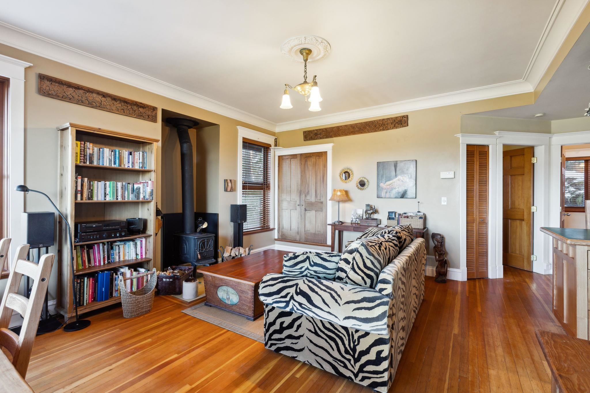 Listing image of 555 ROOCROFT LANE