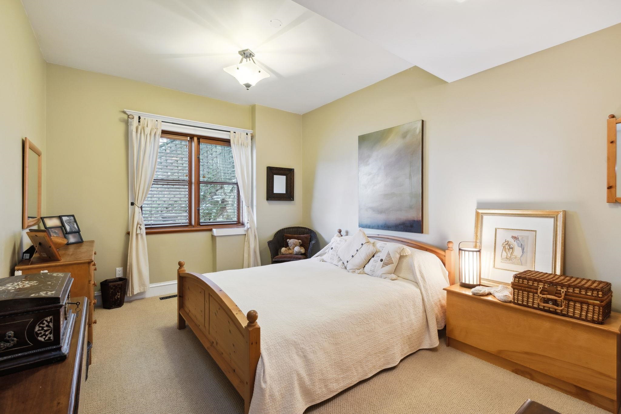 Listing image of 555 ROOCROFT LANE