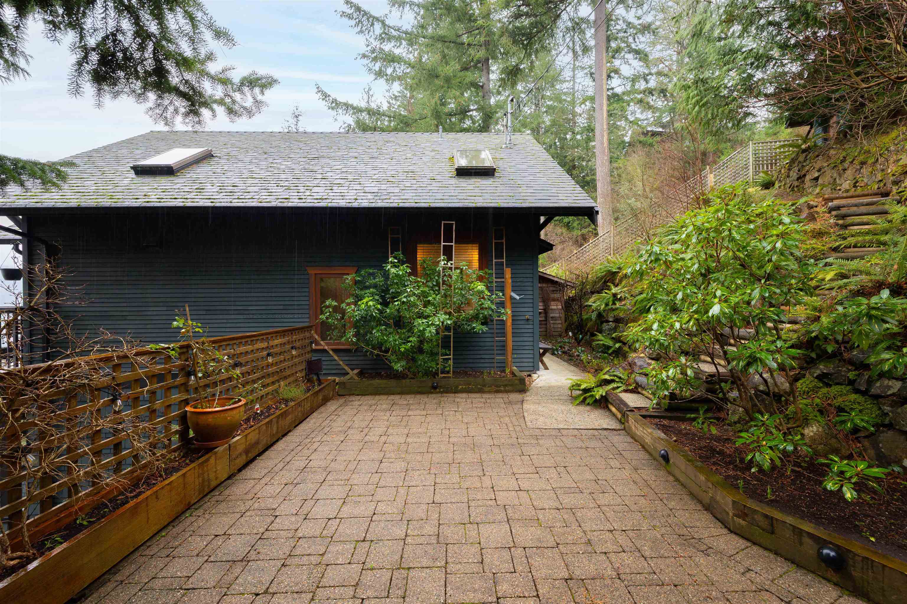 Listing image of 555 ROOCROFT LANE