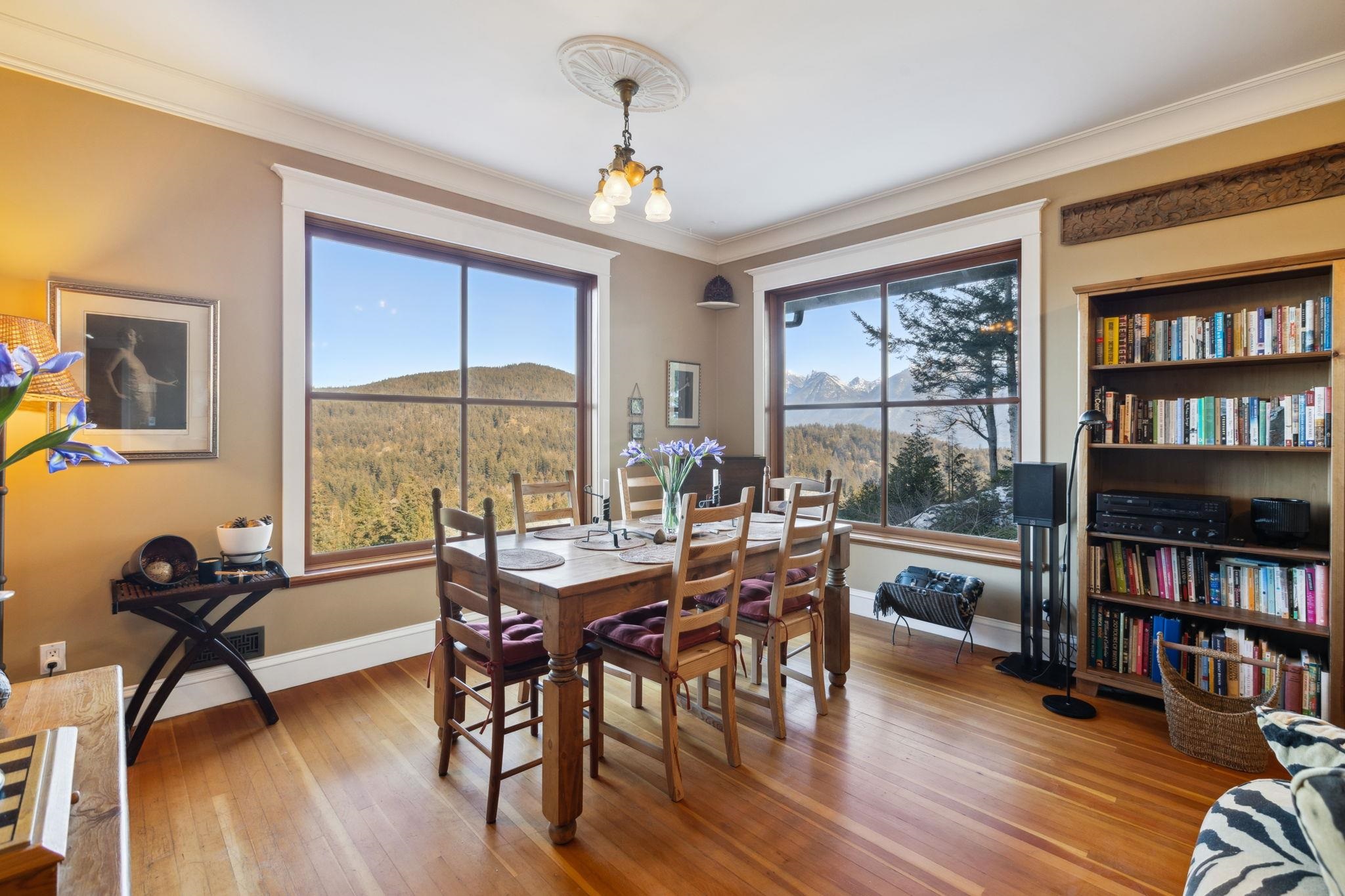 Listing image of 555 ROOCROFT LANE