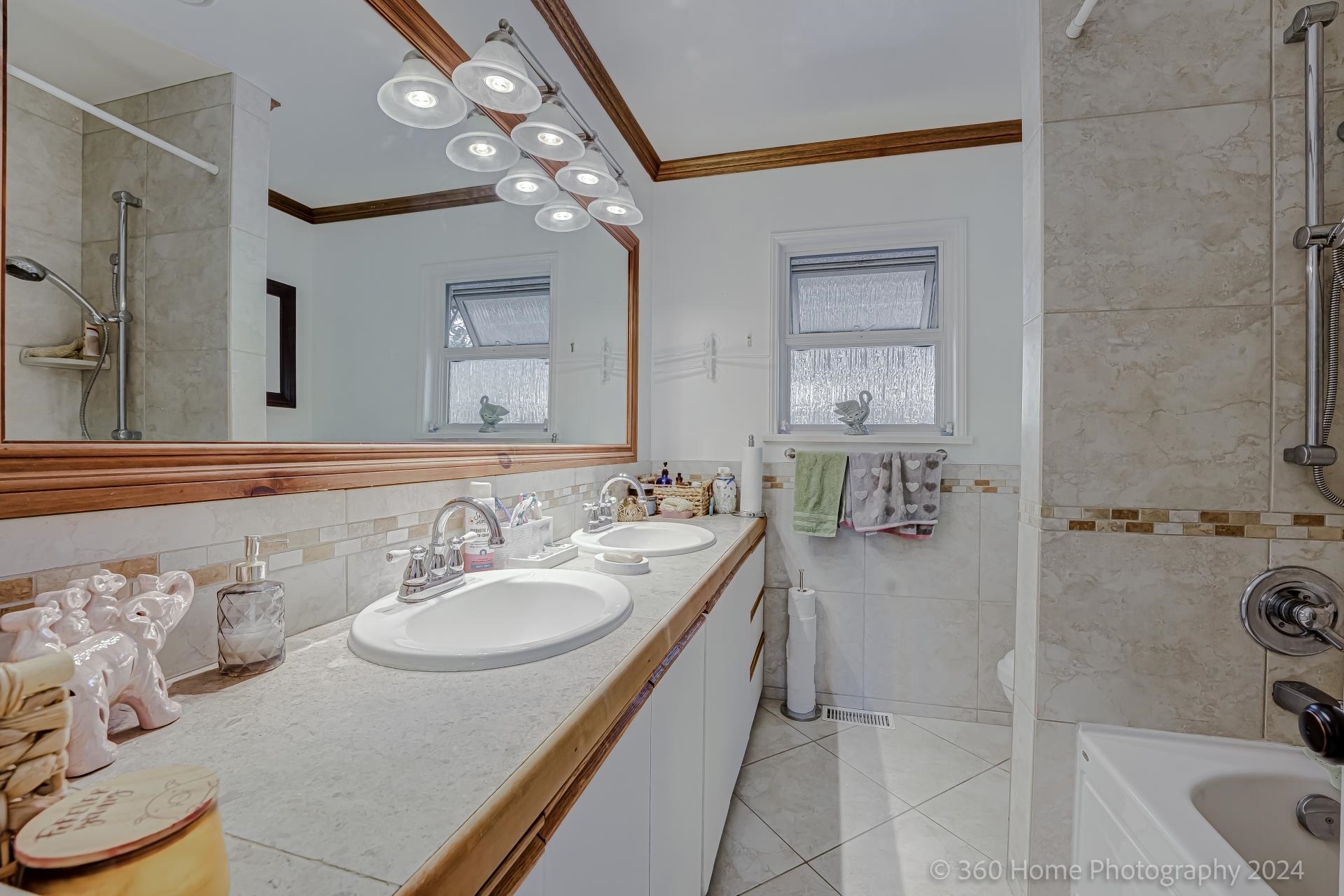 Listing image of 962 WHITCHURCH STREET