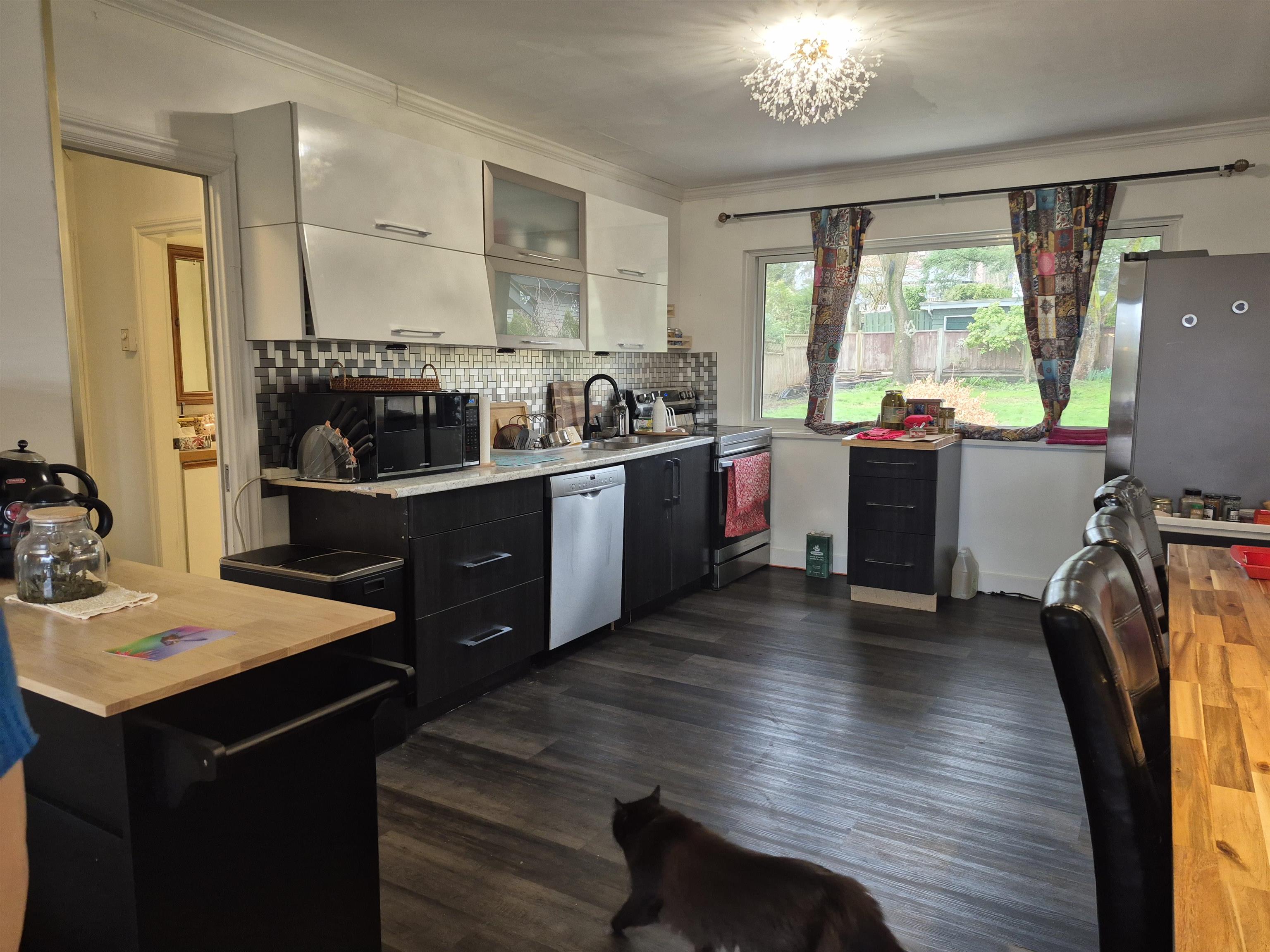 Listing image of 962 WHITCHURCH STREET