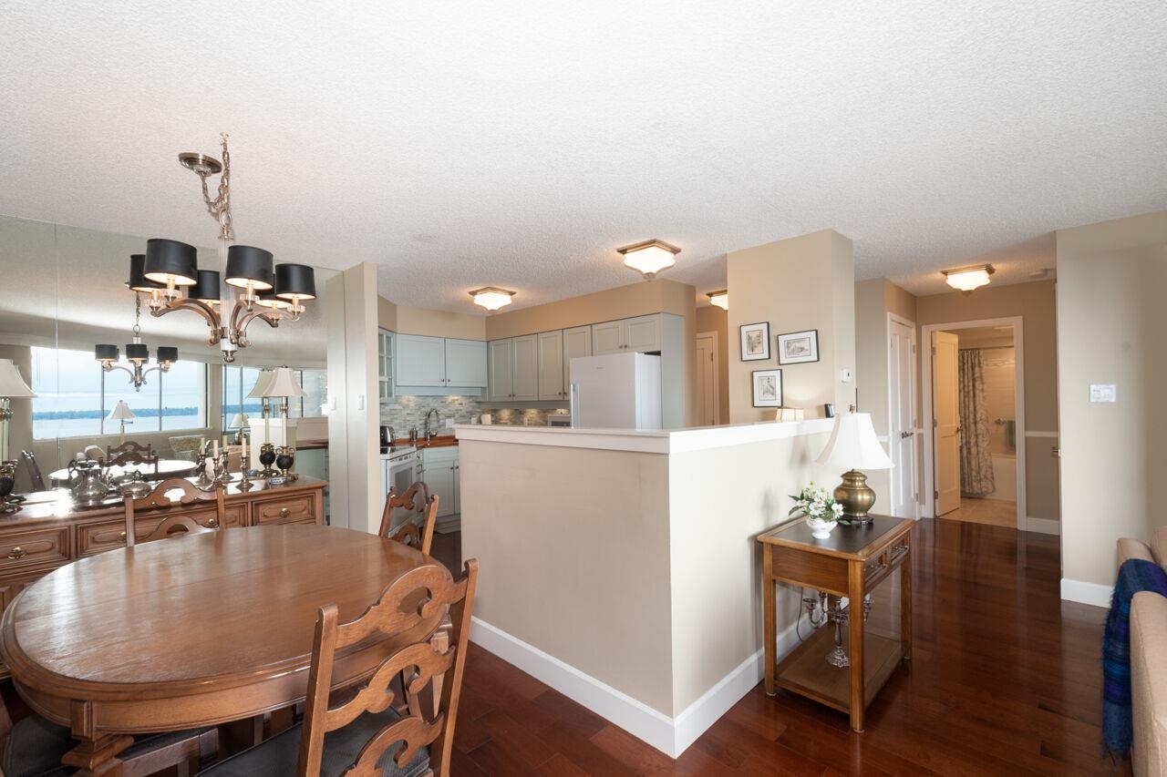 Listing image of 401 2165 ARGYLE AVENUE