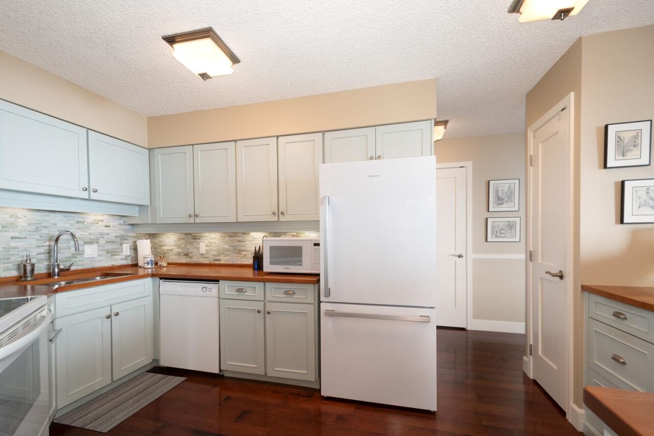 Listing image of 401 2165 ARGYLE AVENUE