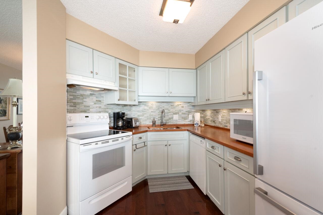 Listing image of 401 2165 ARGYLE AVENUE