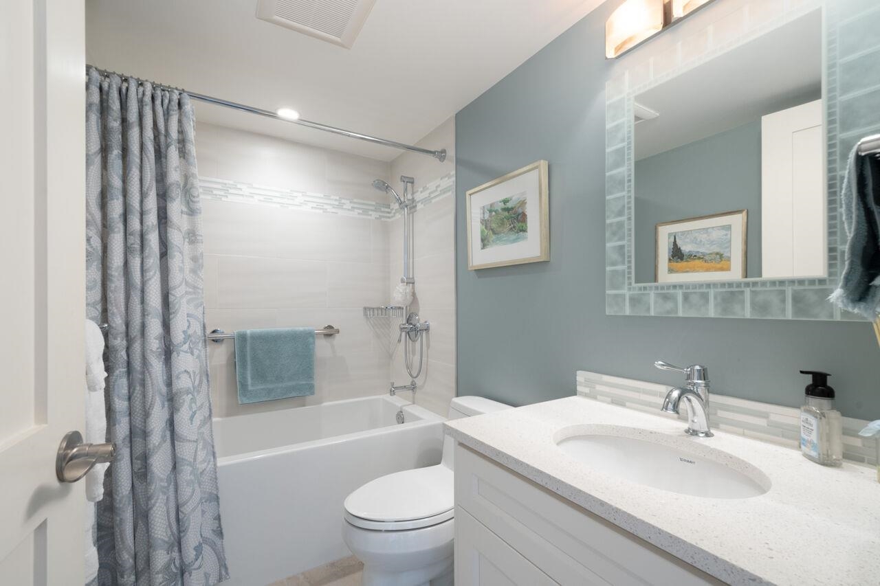 Listing image of 401 2165 ARGYLE AVENUE