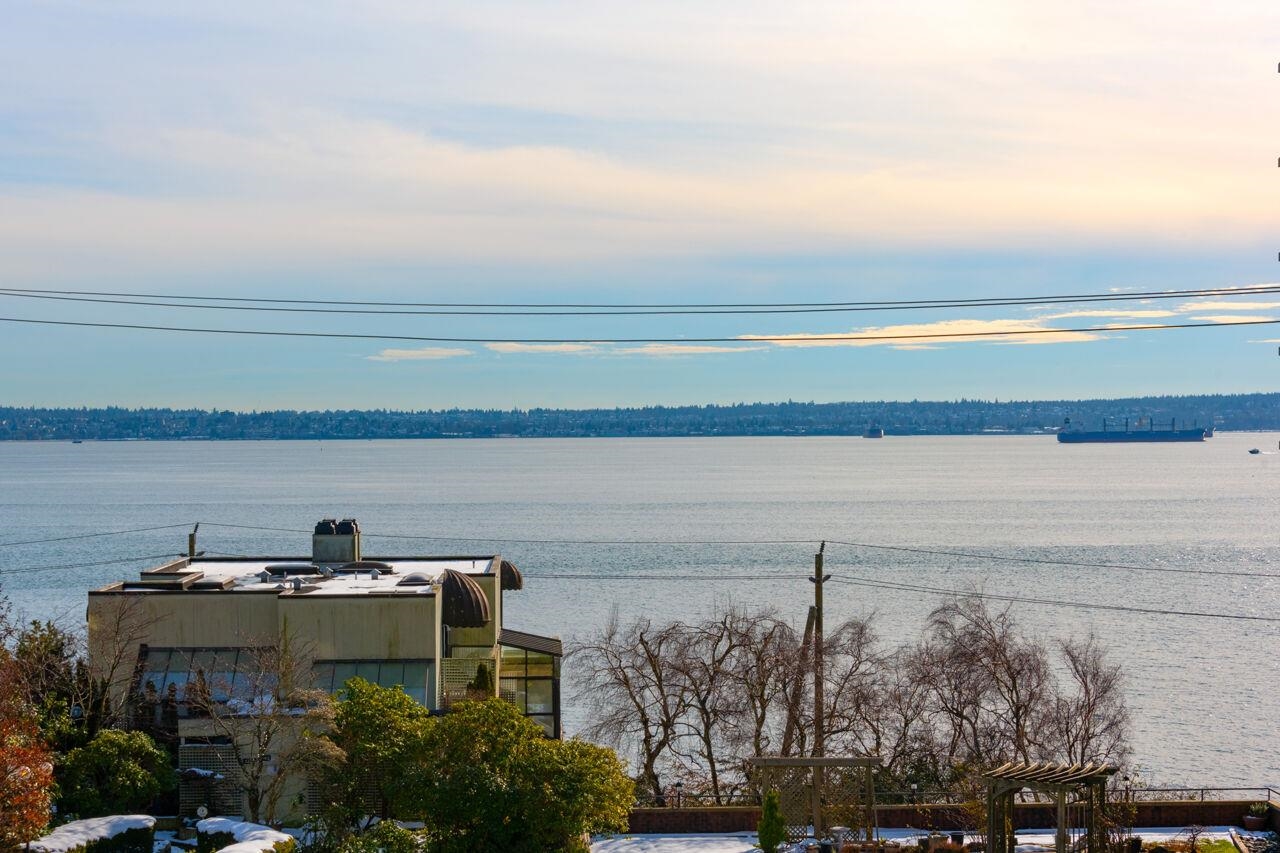 Listing image of 401 2165 ARGYLE AVENUE