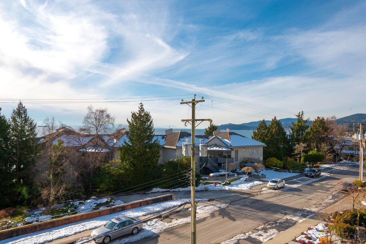 Listing image of 401 2165 ARGYLE AVENUE