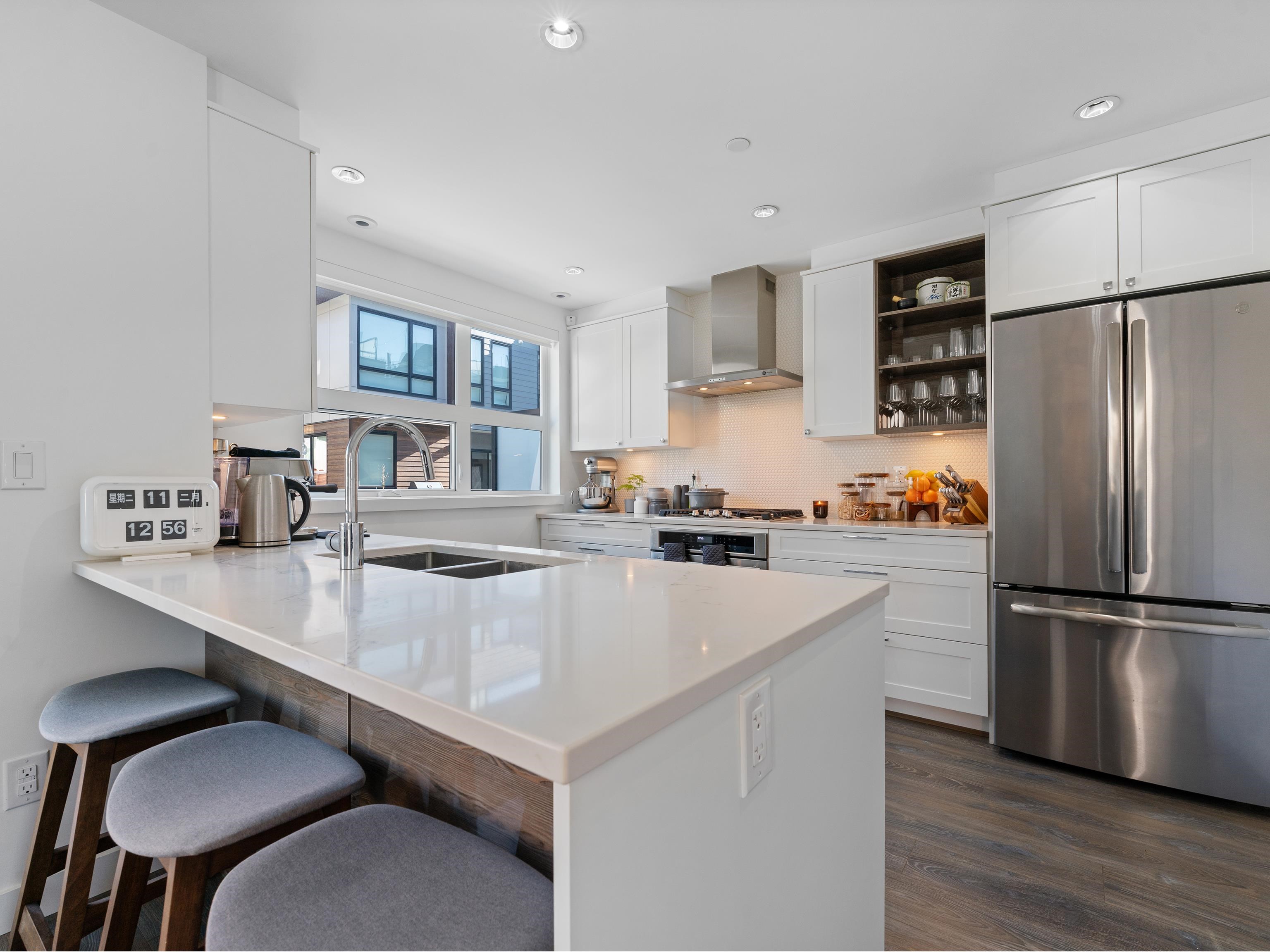 Listing image of 5 856 ORWELL STREET