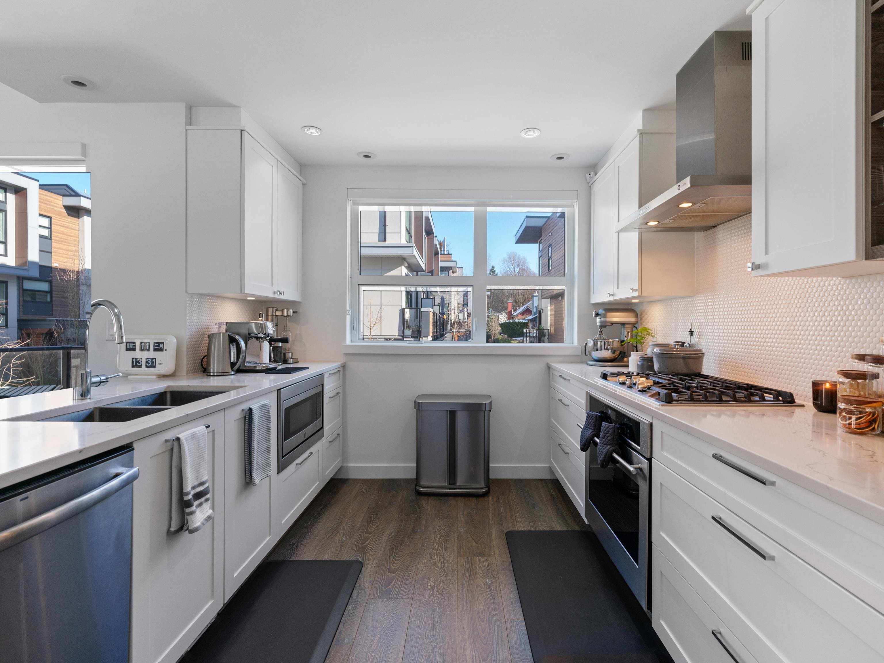 Listing image of 5 856 ORWELL STREET