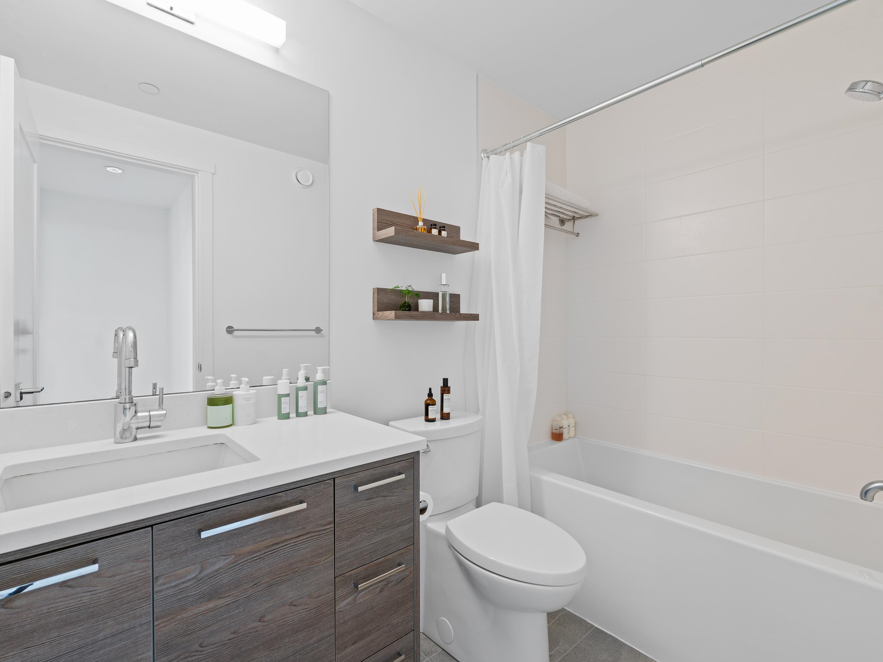 Listing image of 5 856 ORWELL STREET