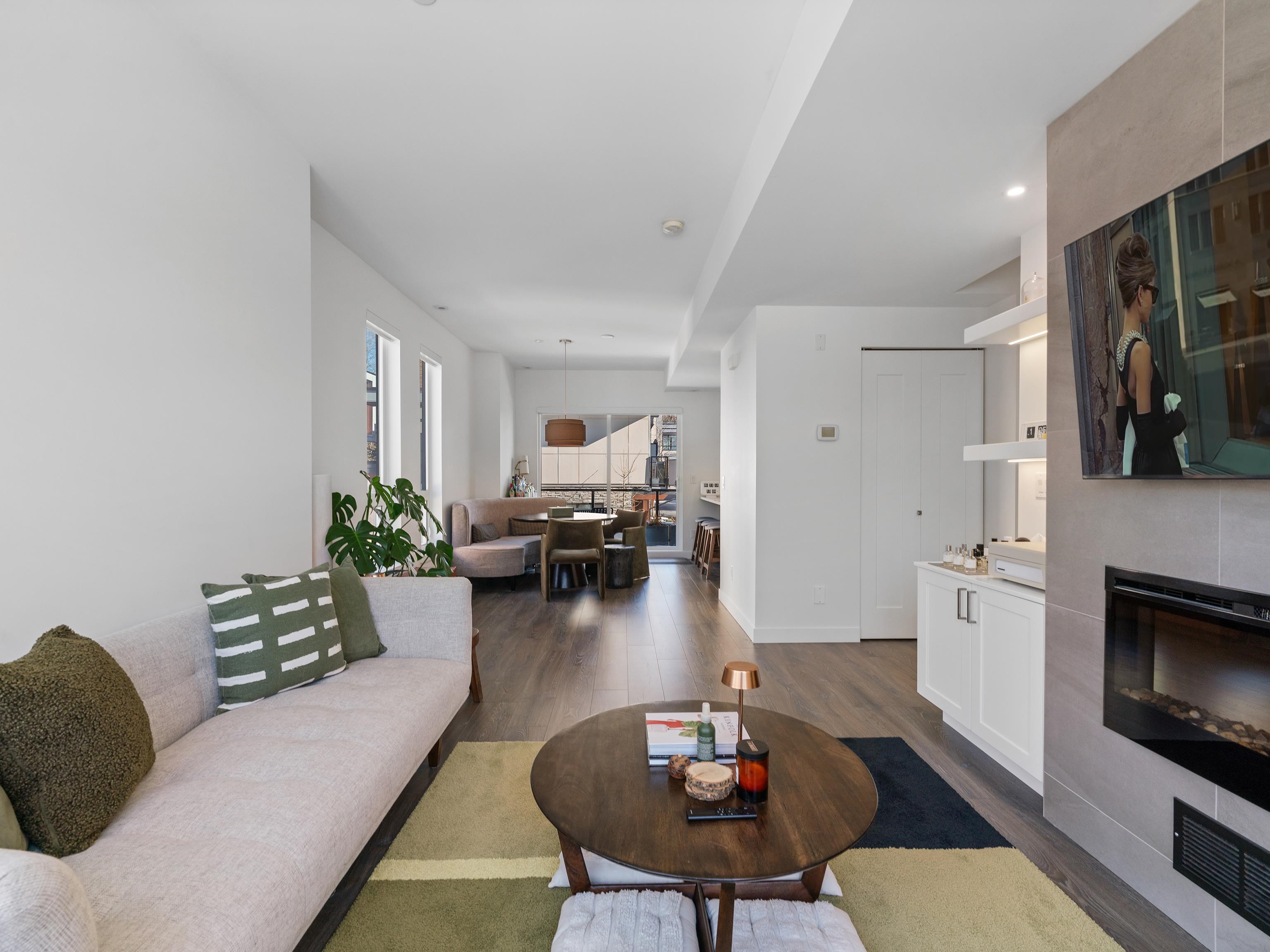 Listing image of 5 856 ORWELL STREET
