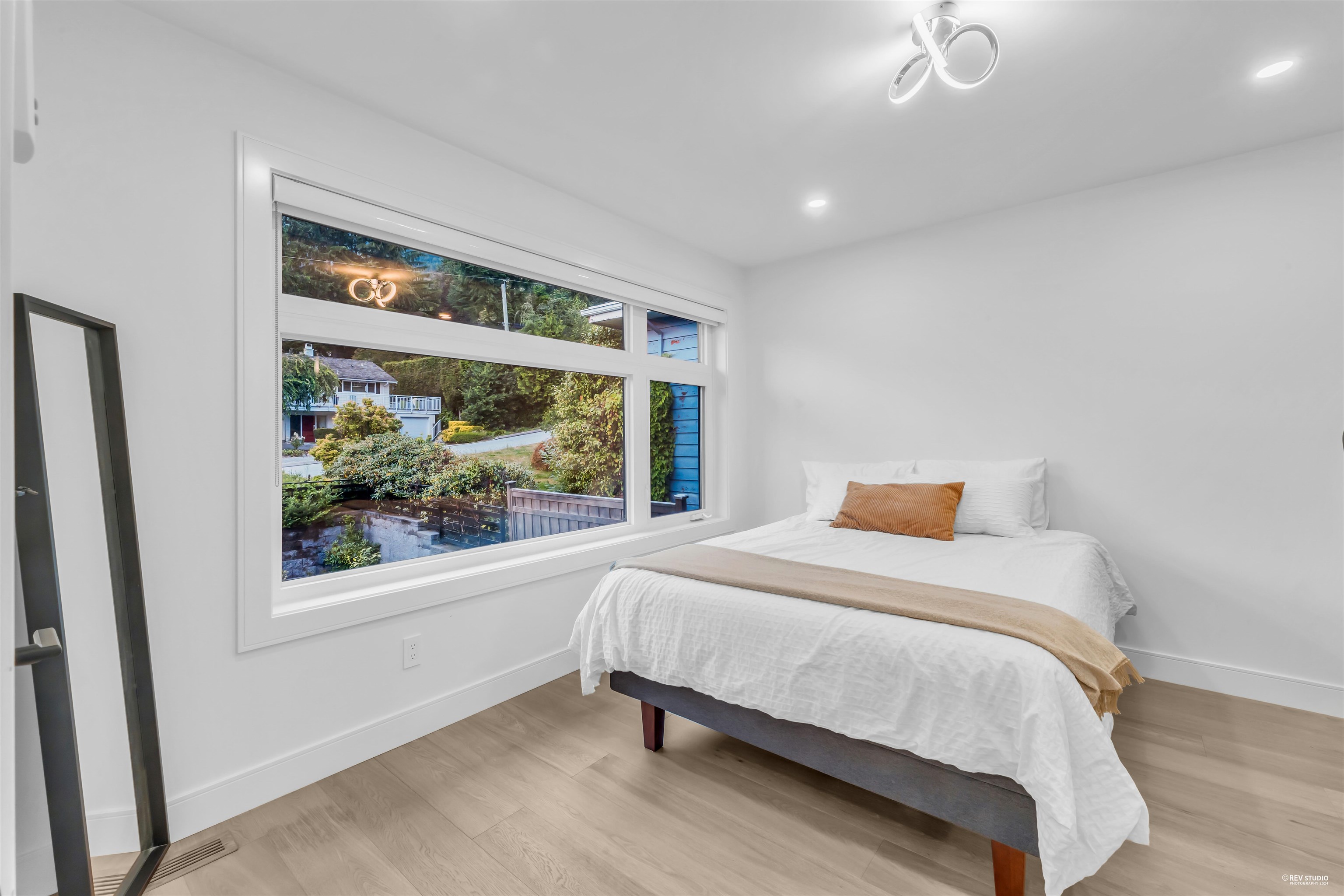 Listing image of 929 CANYON BOULEVARD