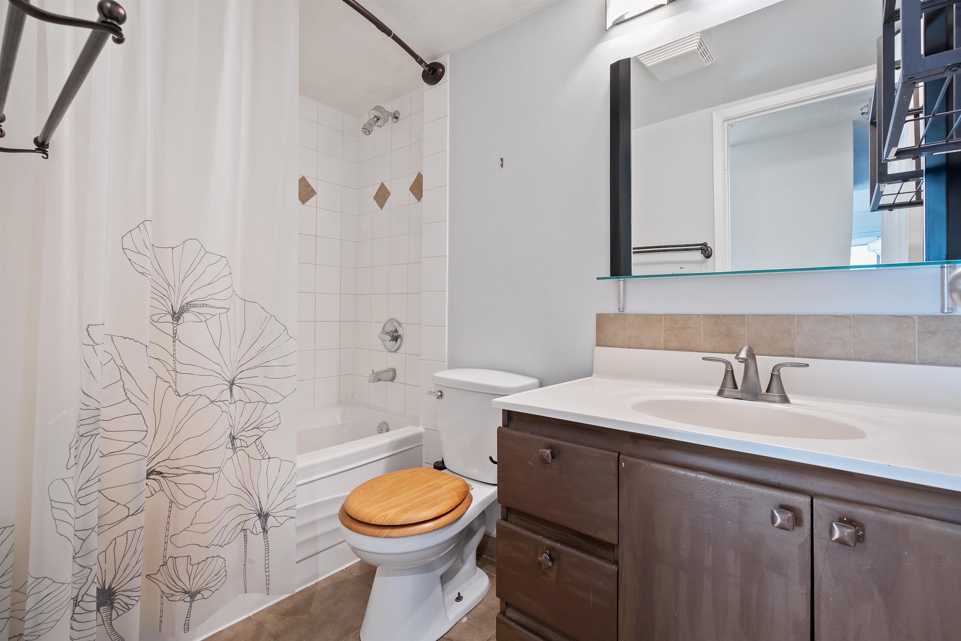 Listing image of 201 110 W 4TH STREET
