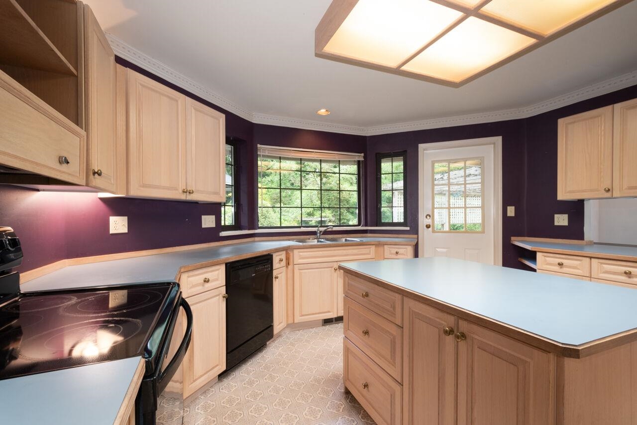 Listing image of 4197 VIRGINIA CRESCENT
