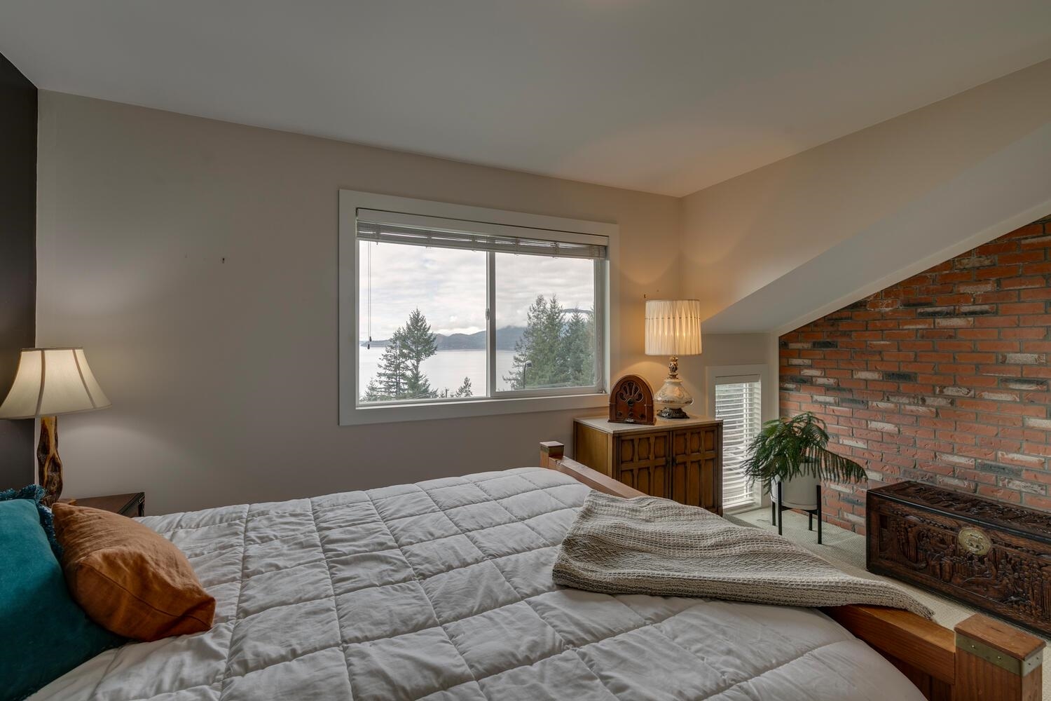 Listing image of 5 350 CENTRE ROAD