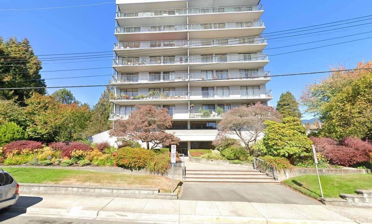 Listing image of 903 1745 ESQUIMALT AVENUE
