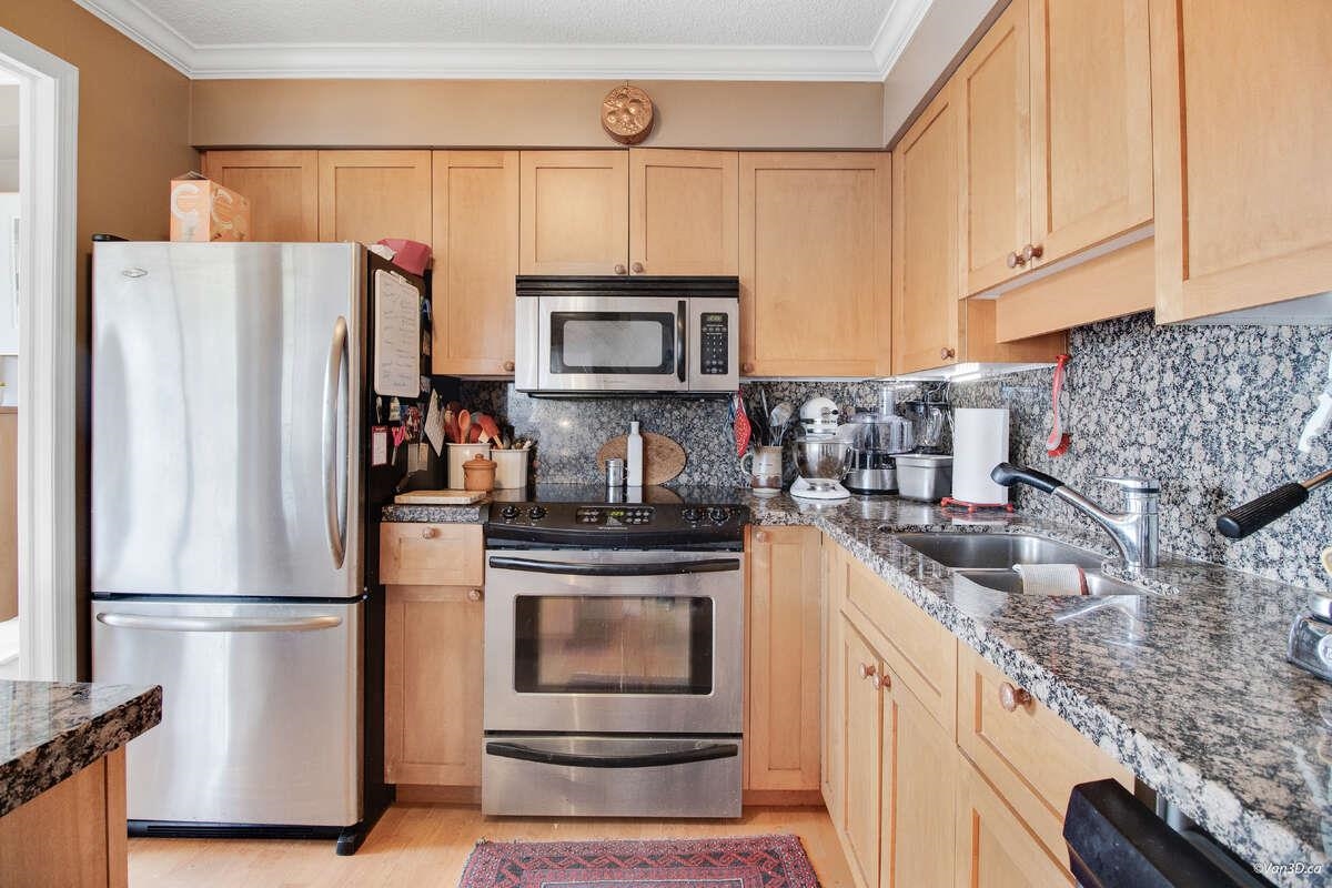 Listing image of 903 1745 ESQUIMALT AVENUE