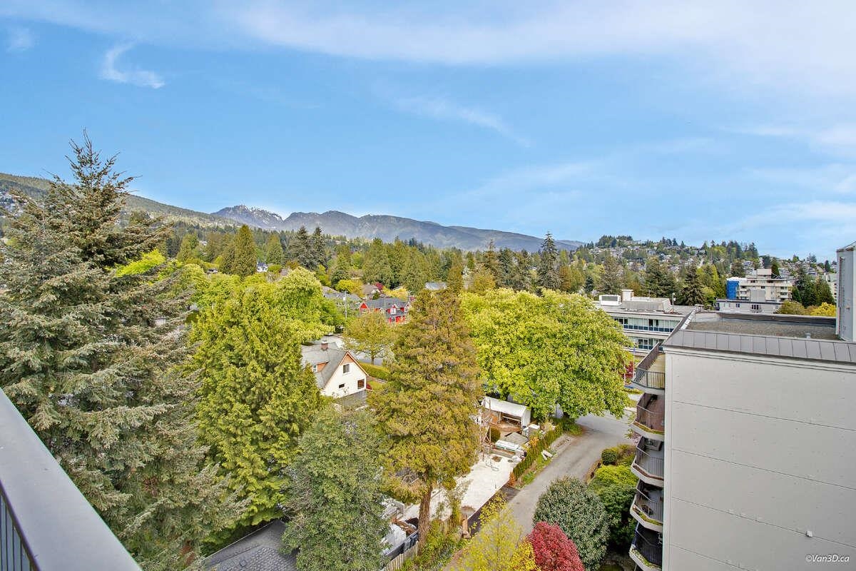 Listing image of 903 1745 ESQUIMALT AVENUE