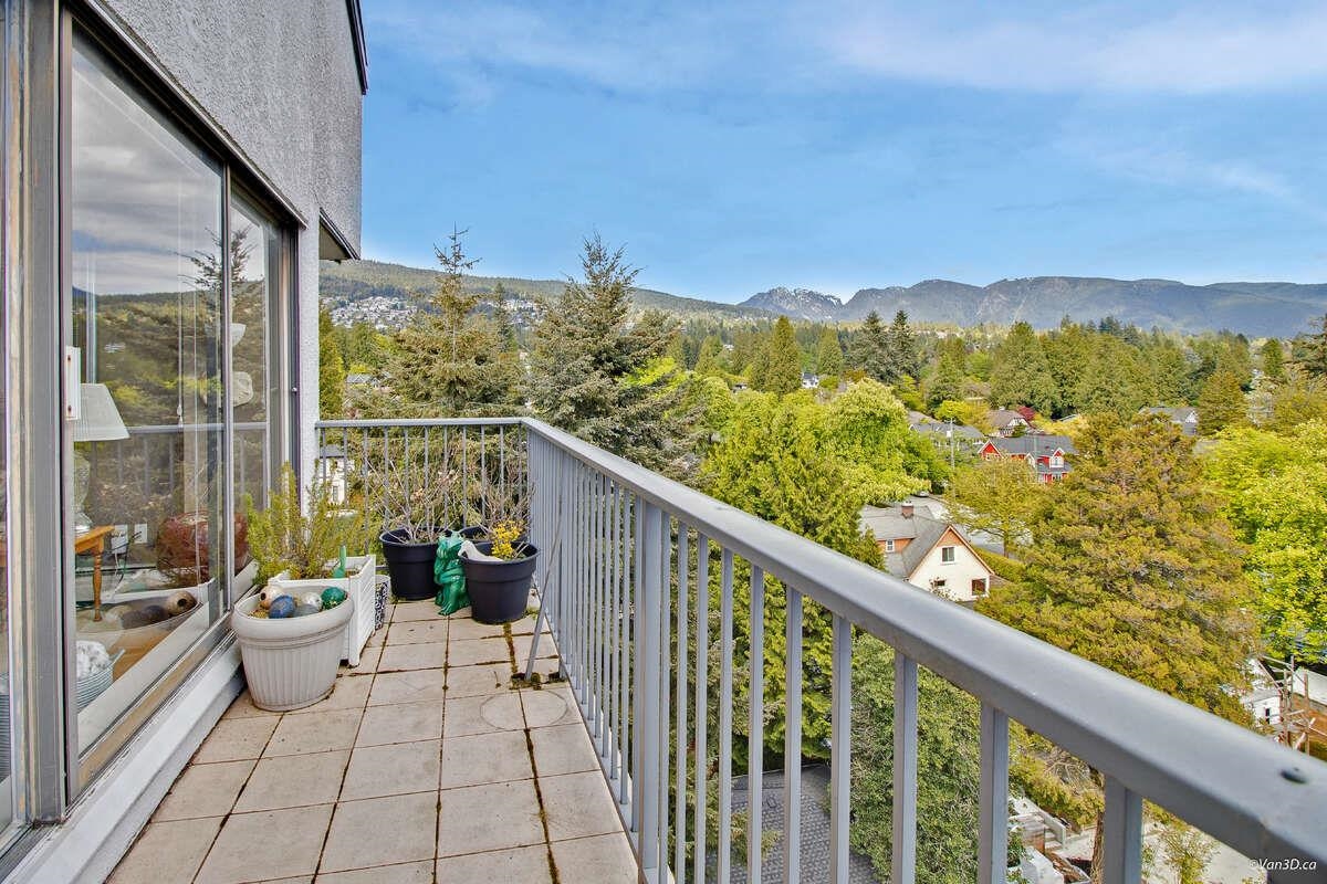 Listing image of 903 1745 ESQUIMALT AVENUE