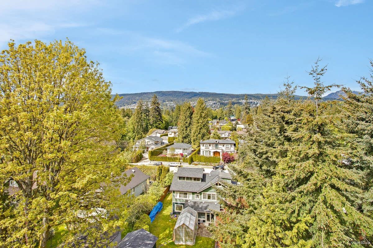 Listing image of 903 1745 ESQUIMALT AVENUE