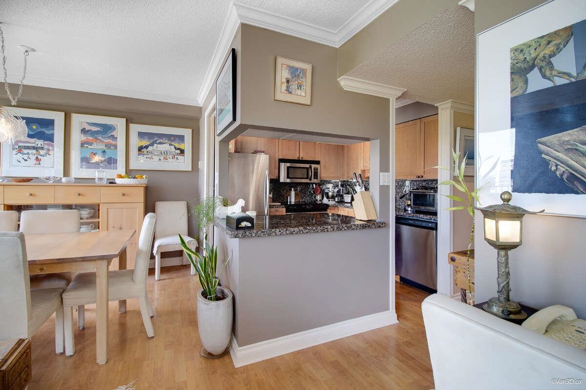 Listing image of 903 1745 ESQUIMALT AVENUE