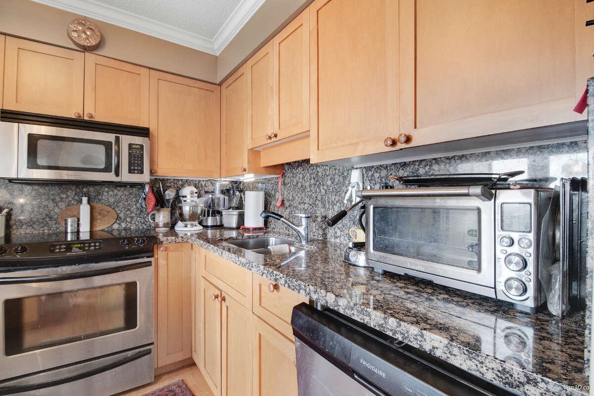 Listing image of 903 1745 ESQUIMALT AVENUE