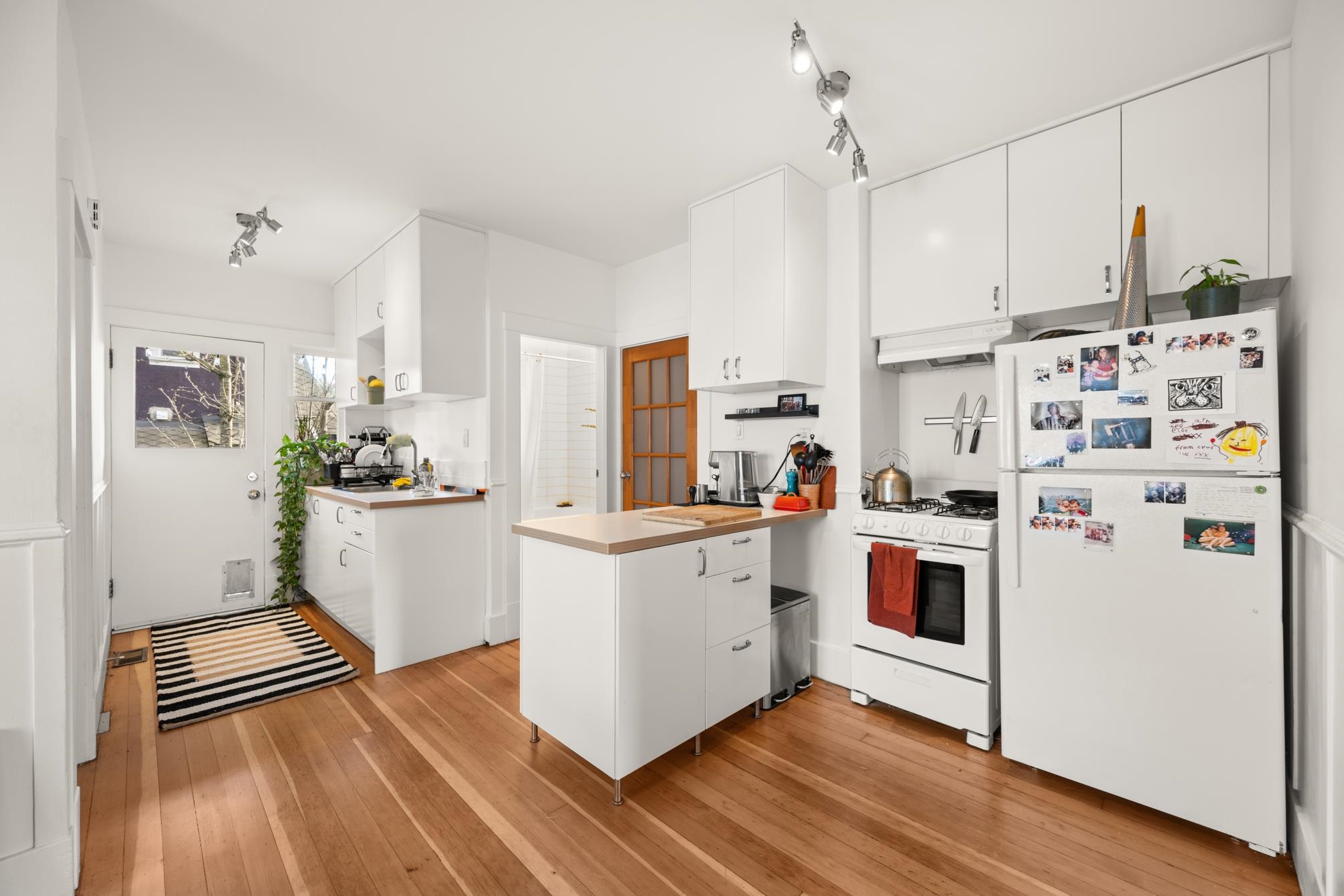Listing image of 2128 E PENDER STREET