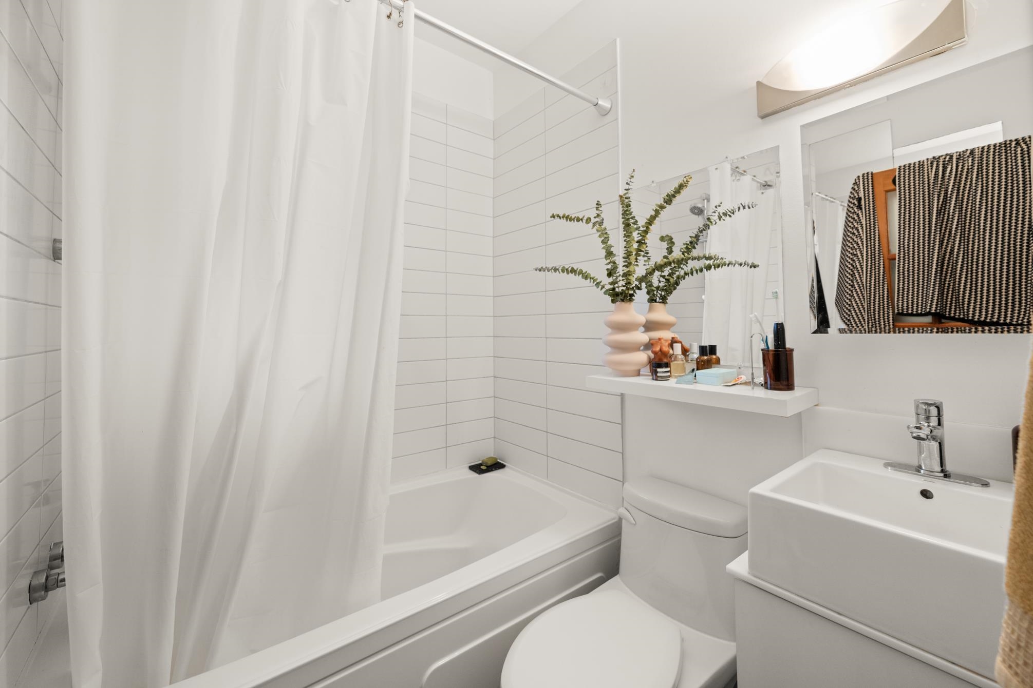 Listing image of 2128 E PENDER STREET