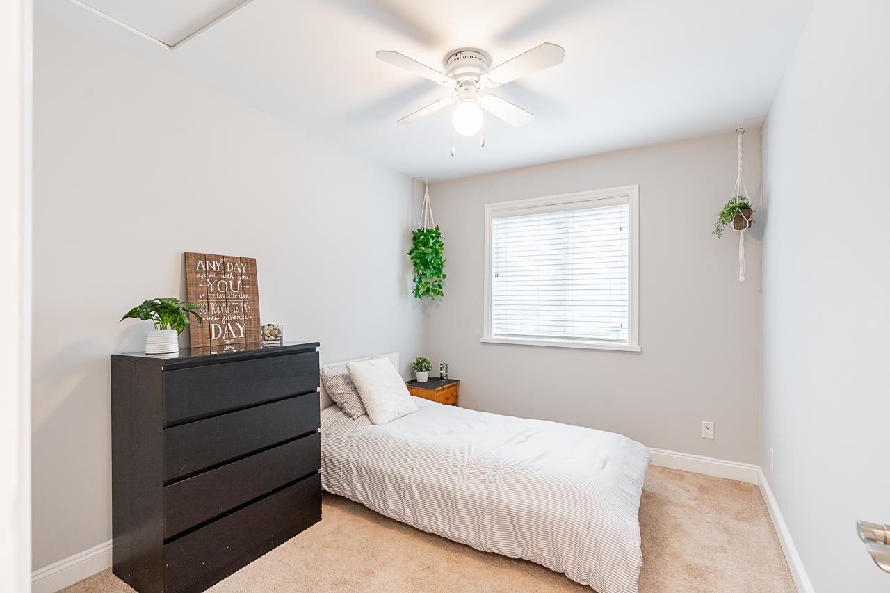 Listing image of 884 E 13TH STREET