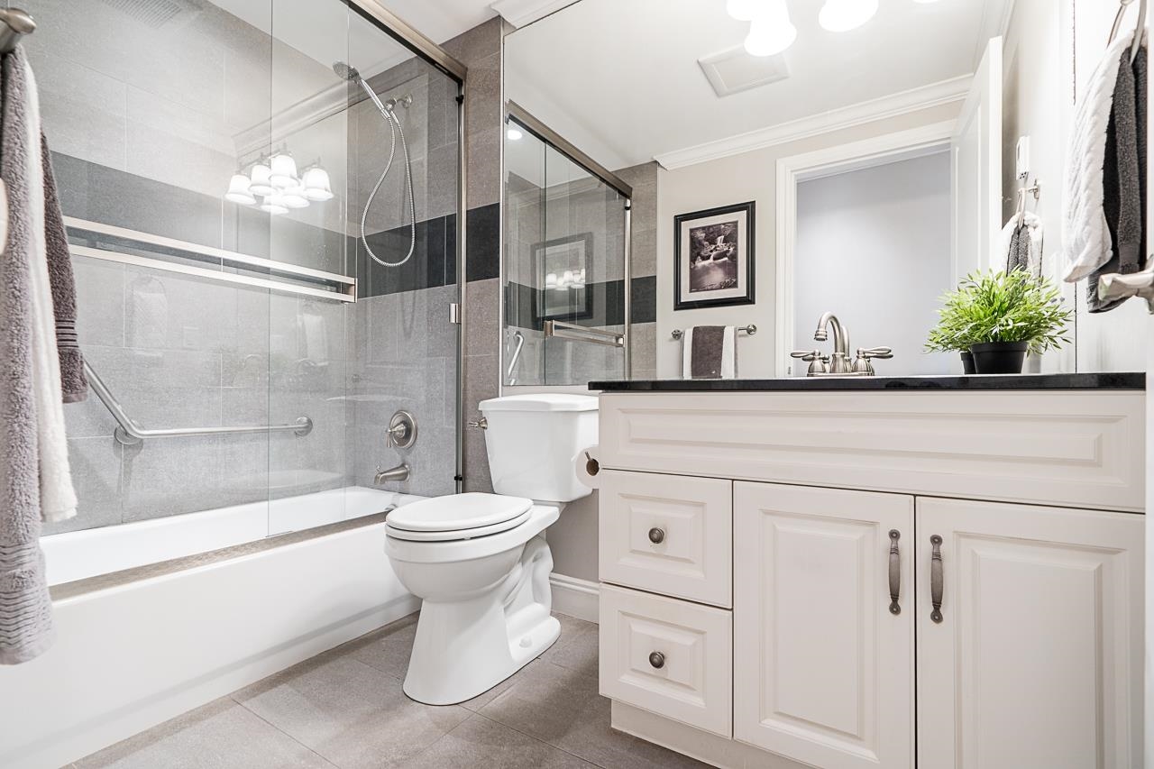 Listing image of 884 E 13TH STREET