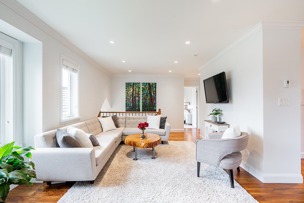 Listing image of 884 E 13TH STREET